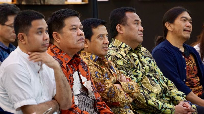 Journalist of the daily photo of The Jakarta Post, Pujianto Johan Leo or better known as P. J. Leo, launched a photography book about ethnic Chinese Benteng entitled "Guardians of Tradition
