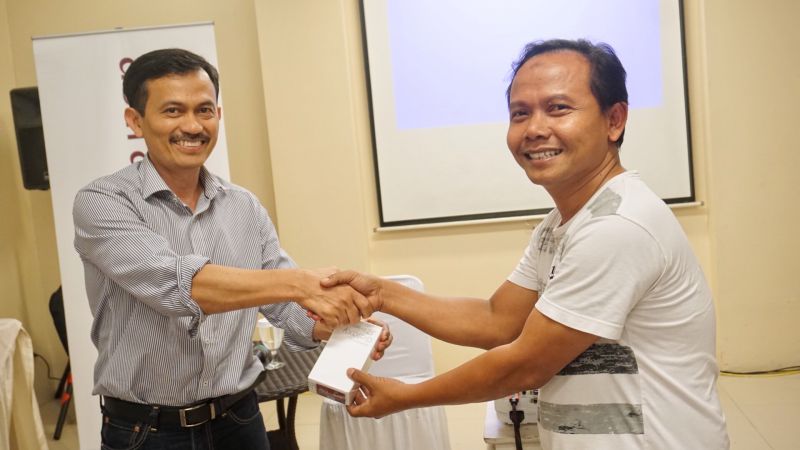 Seeing the potential of graphic art, Astragraphia held a customer gathering in Karawang and invited one of the customers who had used the Fuji Xerox Iridesse Production Press machine.